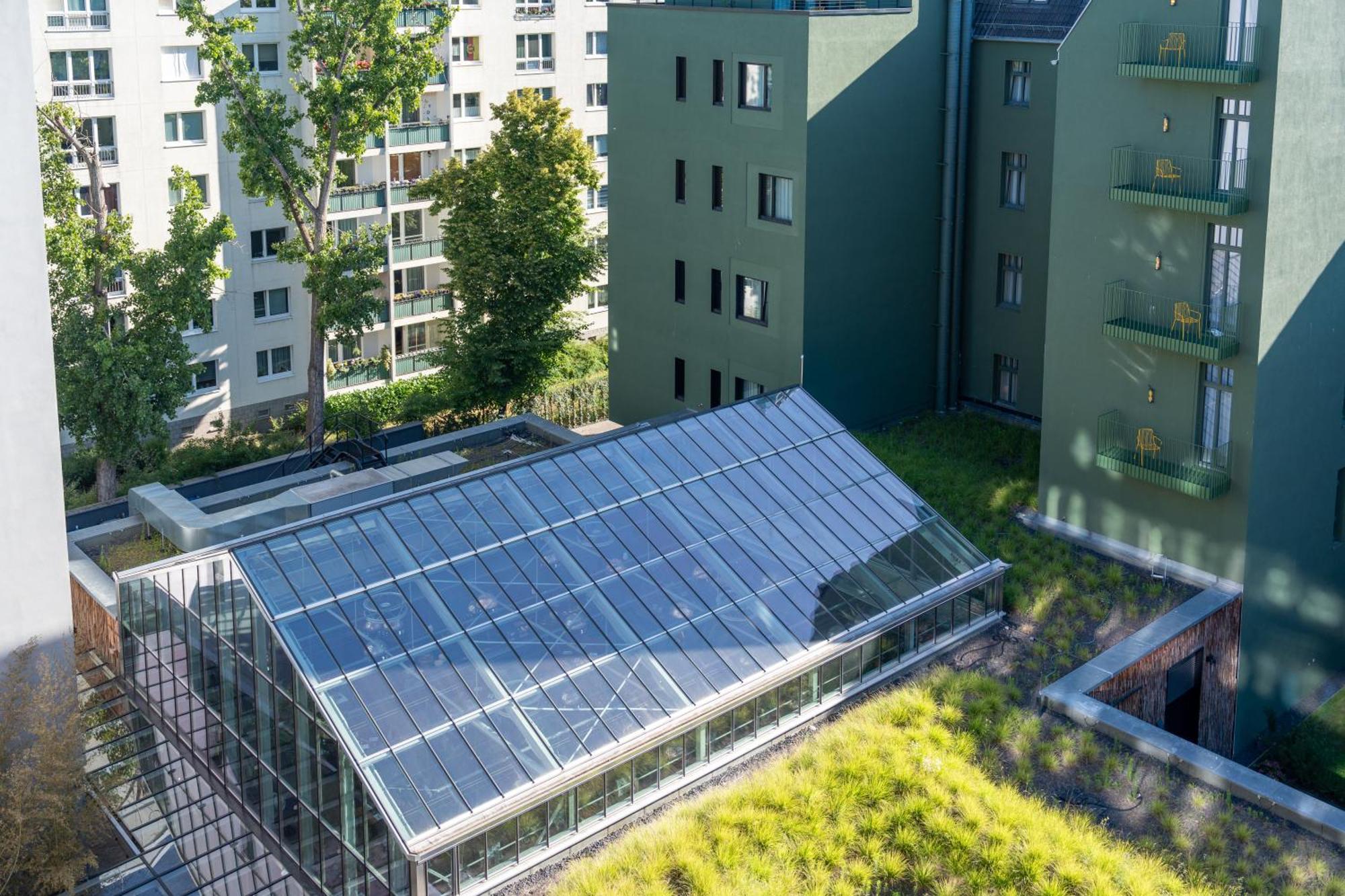 Sly Berlin Hotell Eksteriør bilde Solar collectors on a green roof