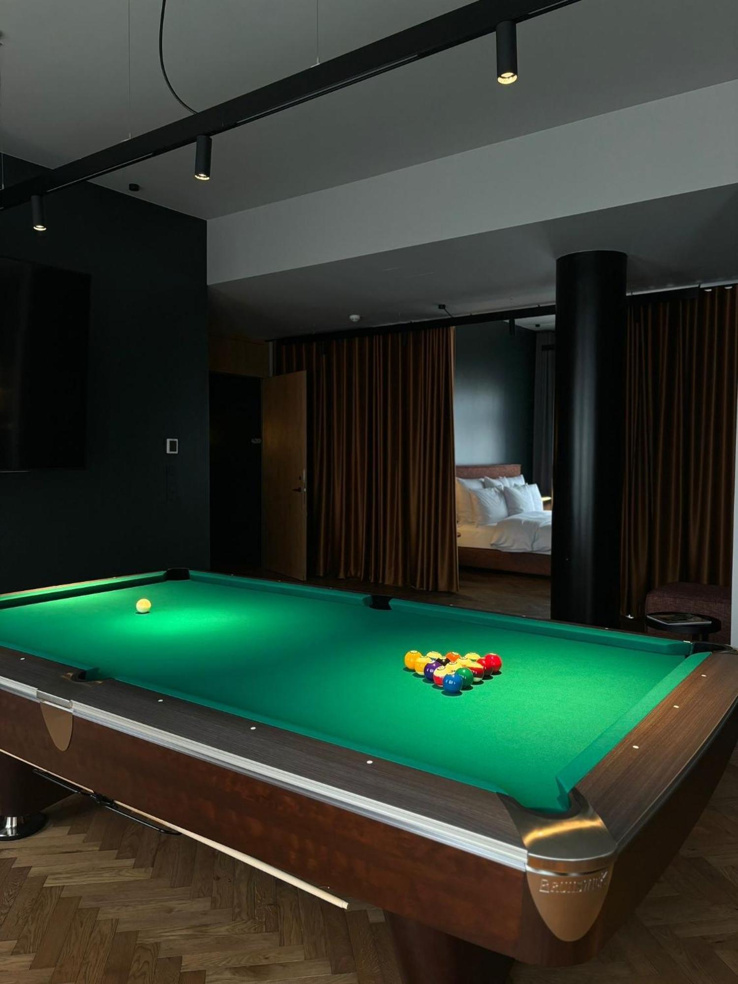 Sly Berlin Hotell Eksteriør bilde A pool table