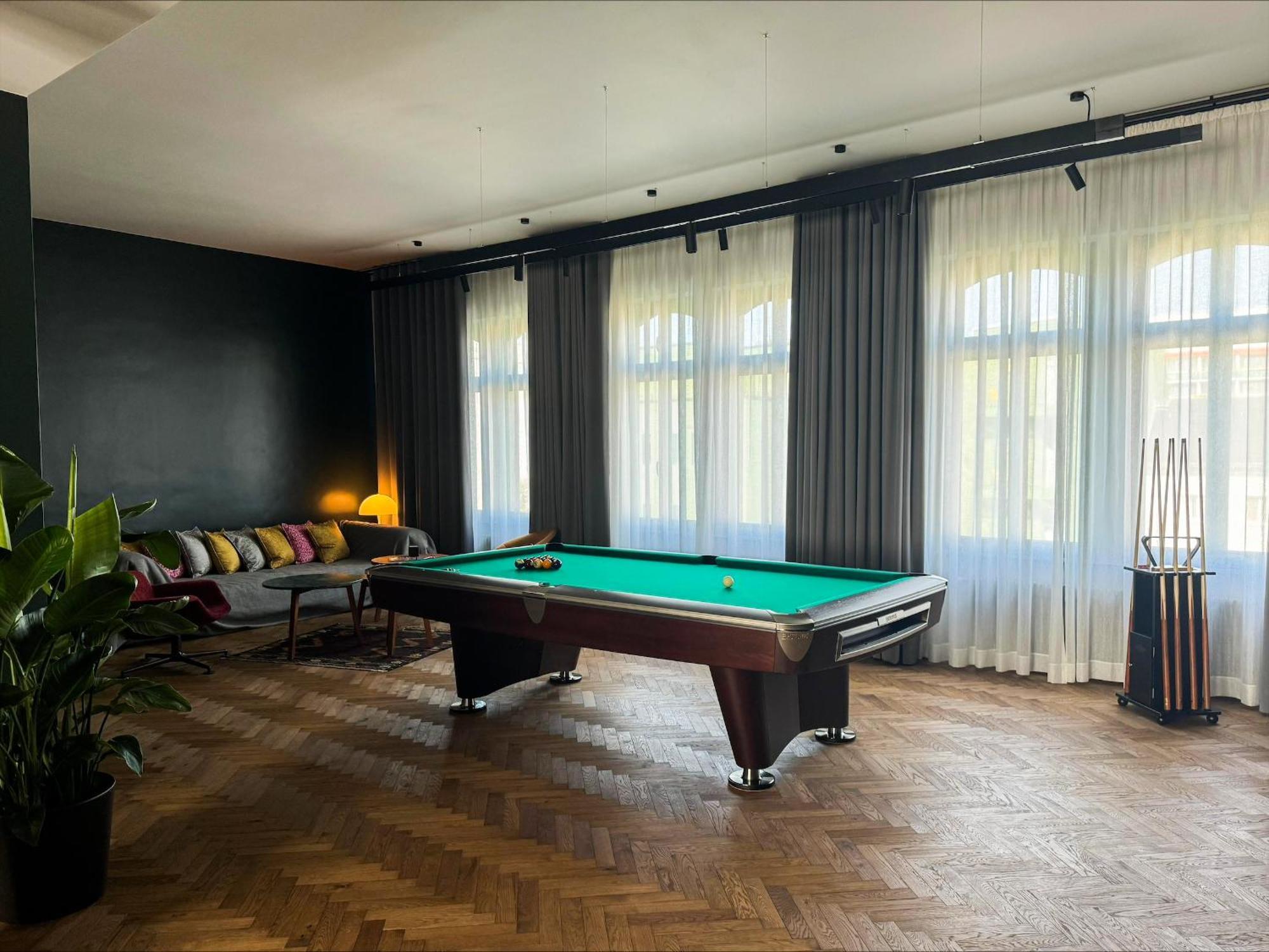 Sly Berlin Hotell Eksteriør bilde A pool table in a home