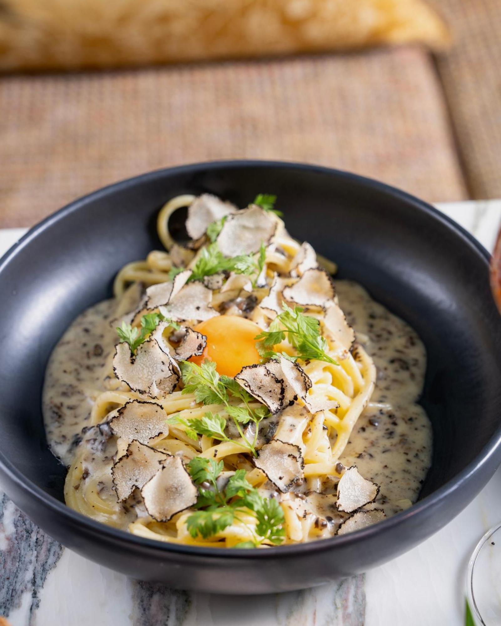 Sly Berlin Hotell Eksteriør bilde Pasta with black truffle